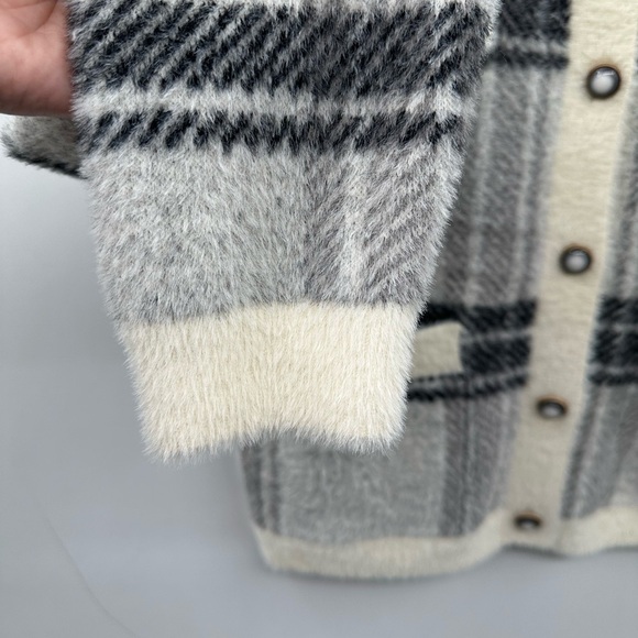 INDUSTRY CLASSIC soft pearl button clueless woman sophisticated cardigan. SM - Picture 7 of 13